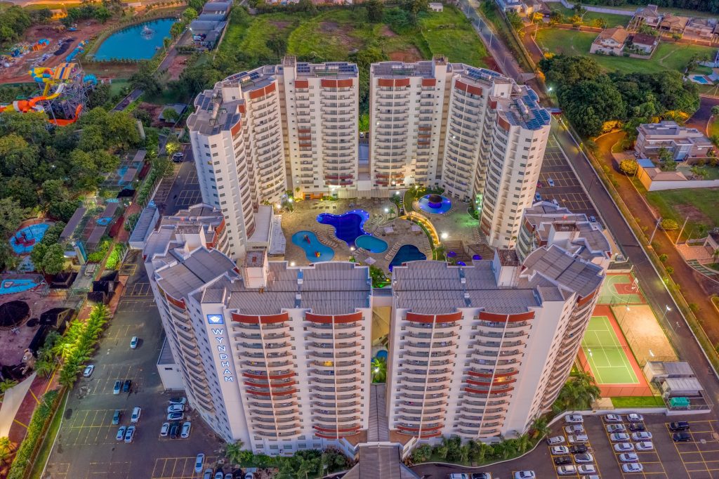 Fotógrafo de arquitetura especializado em interior design. Serviço de fotografia orientado para hotéis, restaurantes, espaços coworking, Airbnb, construtoras, imobiliárias, arquitetos e decoradores. As fotografias são utilizadas para criar um “sentimento” que nenhum texto/descrição ou qualquer outro elemento racional possa transmitir. Boas fotos podem fazer uma grande diferença a favor da sedução e atração dos seus clientes.