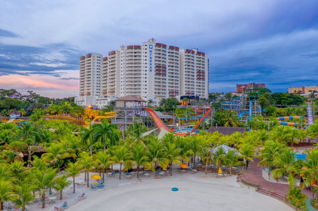 Fotógrafo de arquitetura especializado em interior design. Serviço de fotografia orientado para hotéis, restaurantes, espaços coworking, Airbnb, construtoras, imobiliárias, arquitetos e decoradores. As fotografias são utilizadas para criar um “sentimento” que nenhum texto/descrição ou qualquer outro elemento racional possa transmitir. Boas fotos podem fazer uma grande diferença a favor da sedução e atração dos seus clientes.