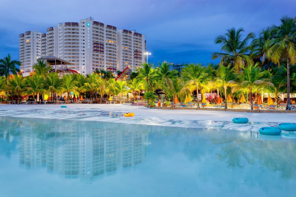 Fotógrafo de arquitetura especializado em interior design. Serviço de fotografia orientado para hotéis, restaurantes, espaços coworking, Airbnb, construtoras, imobiliárias, arquitetos e decoradores. As fotografias são utilizadas para criar um “sentimento” que nenhum texto/descrição ou qualquer outro elemento racional possa transmitir. Boas fotos podem fazer uma grande diferença a favor da sedução e atração dos seus clientes.