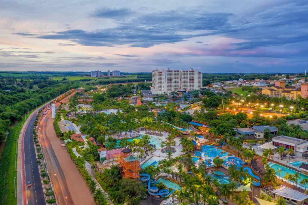 Fotógrafo de arquitetura especializado em interior design. Serviço de fotografia orientado para hotéis, restaurantes, espaços coworking, Airbnb, construtoras, imobiliárias, arquitetos e decoradores. As fotografias são utilizadas para criar um “sentimento” que nenhum texto/descrição ou qualquer outro elemento racional possa transmitir. Boas fotos podem fazer uma grande diferença a favor da sedução e atração dos seus clientes.